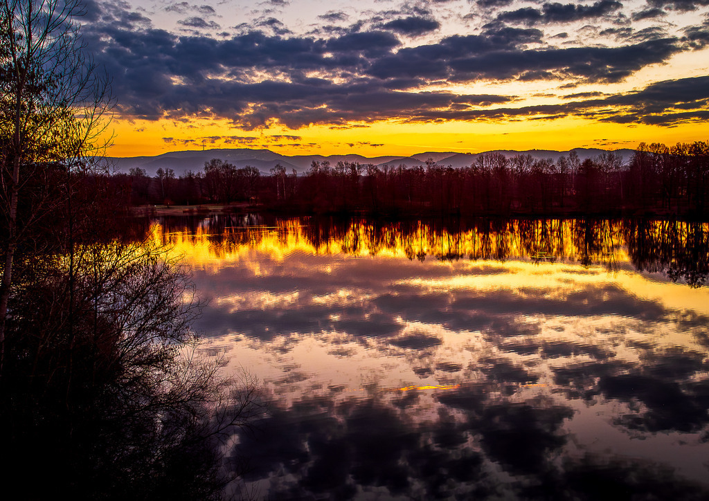 MPI_Wasser_0003 | Wolkenspiegelung beim Sonnenaufgang am Urloffer Baggersee  - Realisiert mit Pictrs.com
