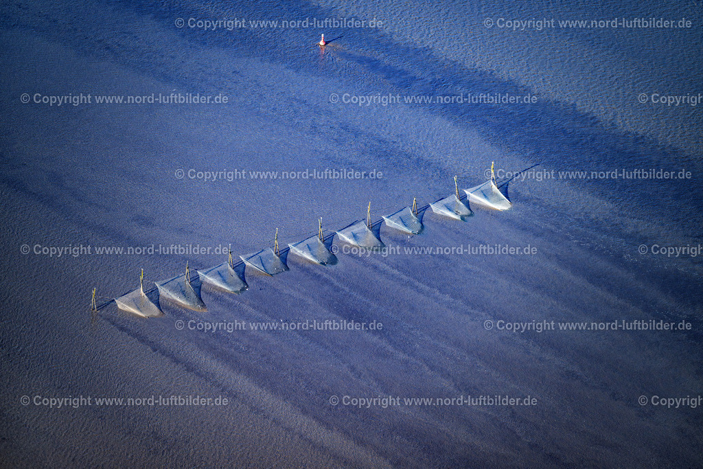 Leer_Netze_In_Der_Ems_ELS_5002190523 | JEMGUM 19.05.2023 Flußverlauf und Fischernetze in Jemgum in der Ems im Bundesland Niedersachsen, Deutschland. // River course and fishing nets in Jemgum in the Ems in the state of Lower Saxony, Germany. Foto: Martin Elsen