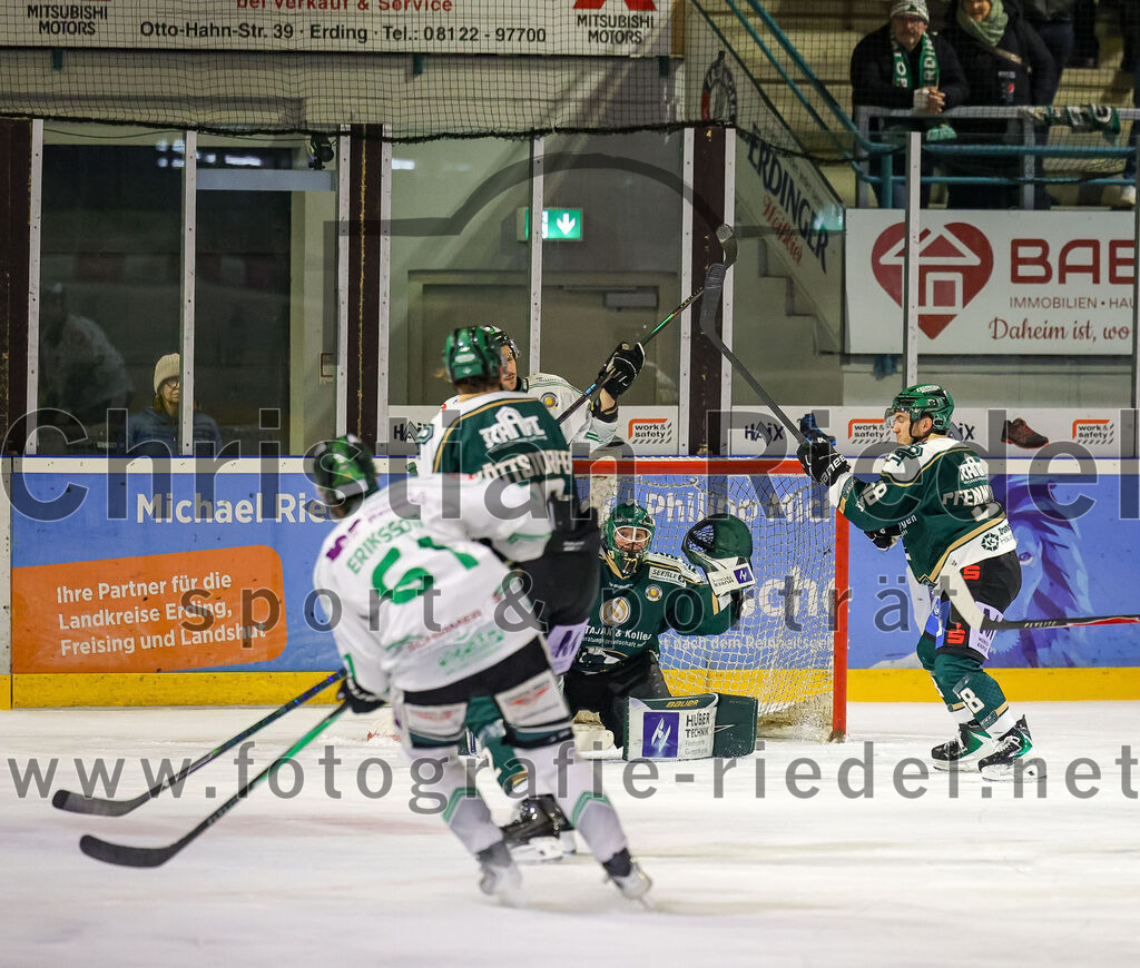 2026-01-02_086_TSV_Erding_gegen_Hoechstadt_Alligators | Erding, Deutschland, 02.01.2026:Eishockey, Oberliga Süd 2025 / 2026, 33. Spieltag, TSV Erding gegen Höchstadt Alligators, Endergebnis: 2:1Samuel Eriksson (Höchstadt Alligators, #61), Torwart David Zabolotny (Erding Gladiators, #72), Paul Pfenninger (Erding Gladiators, #58)Foto: Christian Riedel / fotografie-riedel.net