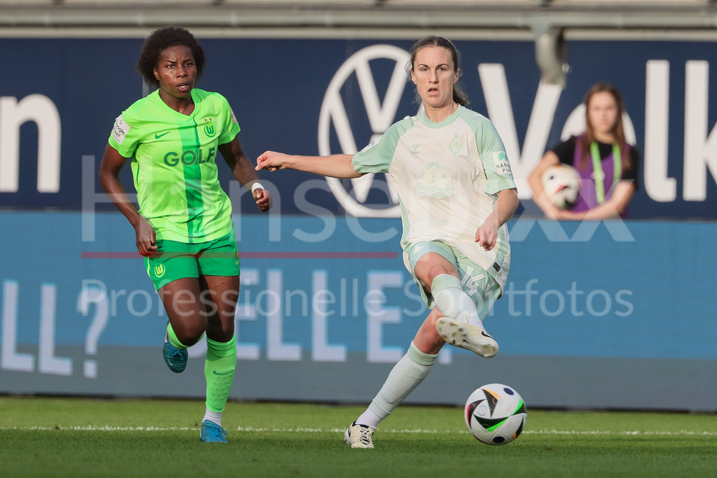 Fussball, Google Pixel Frauen-Bundesliga, VfL Wolfsburg - SV Werder Bremen | v.li.: Lineth Beerensteyn (VfL Wolfsburg, 9) und Michaela Brandenburg (SV Werder Bremen, 14) im Zweikampf, Duell, Dynamik, Aktion, Action, Spielszene, DIE DFB-RICHTLINIEN UNTERSAGEN JEGLICHE NUTZUNG VON FOTOS ALS SEQUENZBILDER UND/ODER VIDEOÄHNLICHE FOTOSTRECKEN. DFB REGULATIONS PROHIBIT ANY USE OF PHOTOGRAPHS AS IMAGE SEQUENCES AND/OR QUASI-VIDEO.
