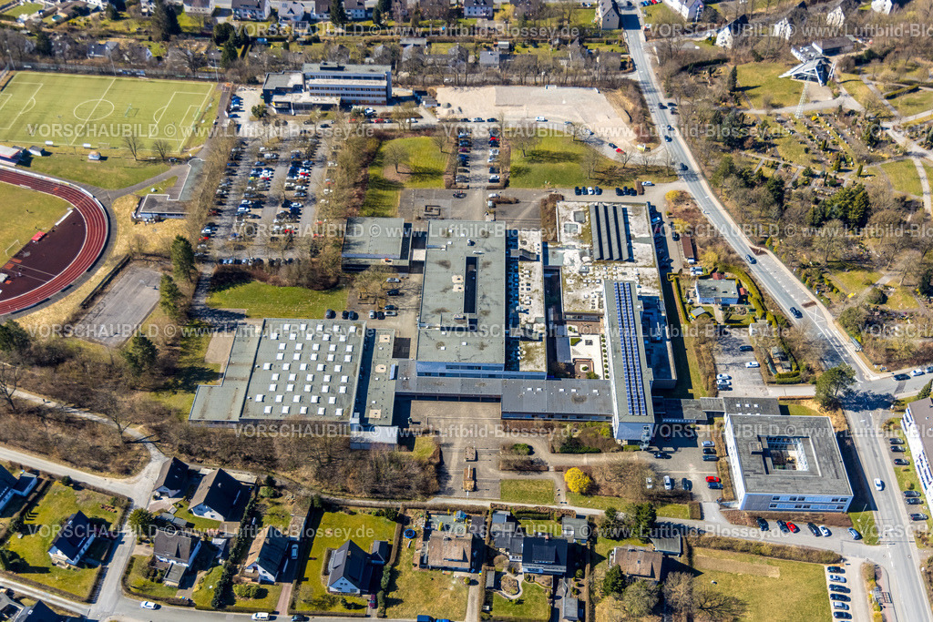 Meschede250305006 | Luftbild, Berufskolleg Meschede des HSK Hochsauerlandkreis, rechts Landwirtschaftskammer NRW Kreisstellen HSK Olpe Siegen-Wittgenstein, Meschede-Stadt, Meschede, Sauerland, Nordrhein-Westfalen, Deutschland