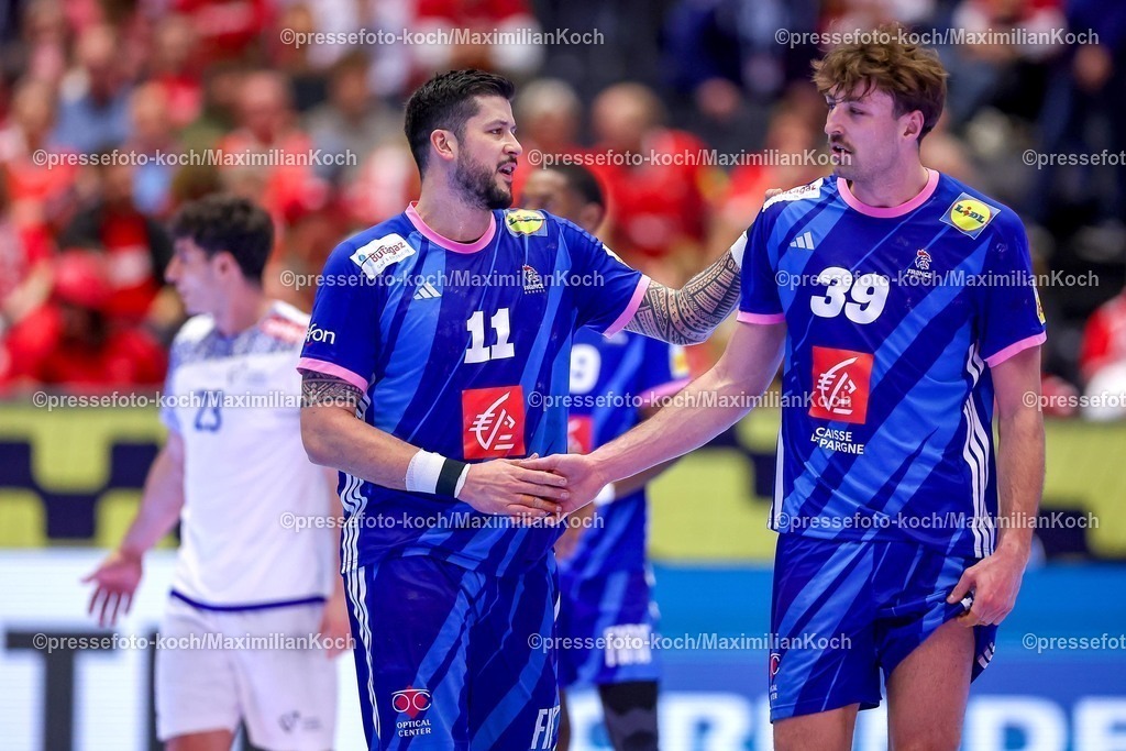 EHF24012601124 | 24.01.2026, Handball, Men's EHF EURO 2026, Frankreich - Portugal, Jyske Bank Boxen in Herning, Dänemark, Main Round: Abschlussjubel nach dem Sieg der Franzosen gegen Portugal.  Nicolas Tournat (France #11)  Thibaud Briet (France #39)