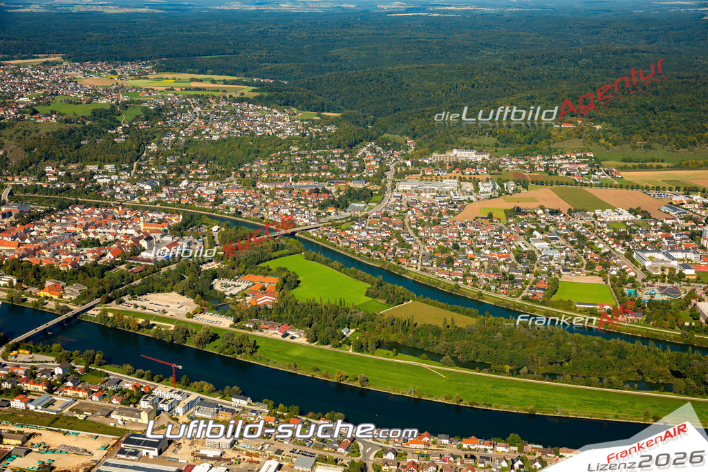 Das Luftbild zeigt : Uferbereich Uferstrasse Kelheim - Die Luftaufnahme wurde 2023 vom UL-Flugzeug aus erstellt ( keine Drohne ) - Hochauflösende Luftaufnahme - Für grossformatige Ausdrucke geeignet. Die Geschenkidee !Mit Lizenz und Bildrechte bestellbar