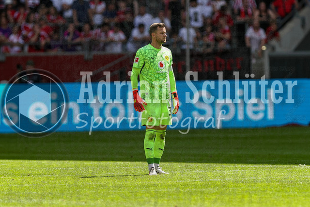 25.07.2026, GER, Fussball, Herren, Vorbereitungsspiel, Saison 2026/2027, Fortuna Düsseldorf - Borussia Dortmund | Patrick Drewes (BVB) schaut