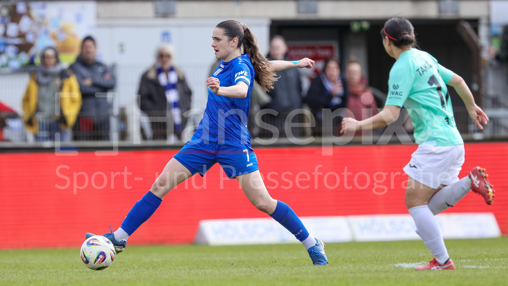 Fussball, 2. Frauen-Bundesliga, SV Meppen - SC Sand | v.li.: Marie Bleil (SV Meppen, 7) und Rio Takizawa (SC Sand, 17) im Zweikampf, Duell, Dynamik, Aktion, Action, Spielszene, DIE DFB-RICHTLINIEN UNTERSAGEN JEGLICHE NUTZUNG VON FOTOS ALS SEQUENZBILDER UND/ODER VIDEOÄHNLICHE FOTOSTRECKEN. DFB REGULATIONS PROHIBIT ANY USE OF PHOTOGRAPHS AS IMAGE SEQUENCES AND/OR QUASI-VIDEO.