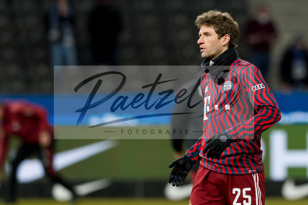BSCFCB20220123_201 | Fussball, Herren: Thomas Mueller (FC Bayern Muenchen) schaut bei dem Spiel der 1. Bundesliga zwischen Hertha BSC und FC Bayern Muenchen im Olypiastadion am 23.01.2022 in Berlin, Deutschland.DFB / DFL REGULATIONS PROHIBIT ANY USE OF PHOTOGRAPHS AS IMAGE SEQUENCES AND/OR QUASI-VIDEO. - Realisiert mit Pictrs.com