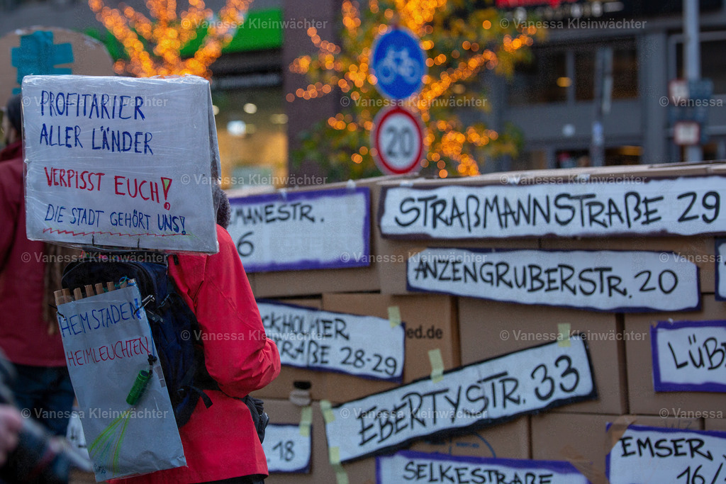 201120 StopHeimstaden MindSpace-14 | Mit Musik und einer "Wall of shame" aus Umzugskartons fordern Mieter*innen der von Heimstaden gekauften Häuser am 20.11.2020 vorm Büro des Schwedischen Immobilien-Investors die Ausübung des städtischen Vorkaufsrechts. - Realisiert mit Pictrs.com