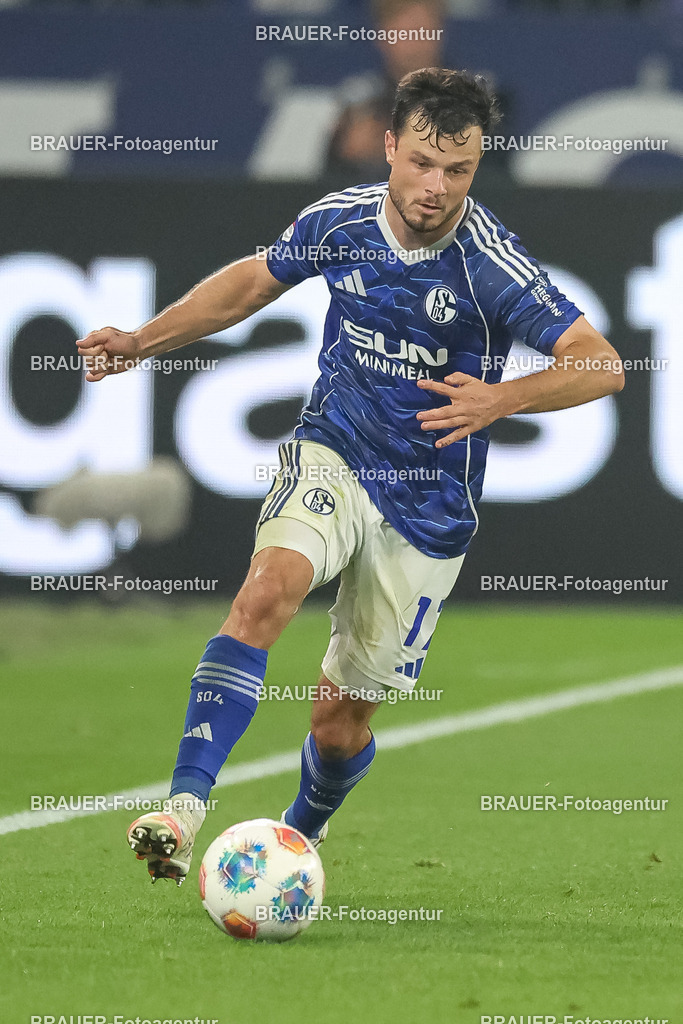 1_S04BER_20250801_2706.JPG -  - FC Schalke 04 - Hertha BSC Berlin - 2. Bundesliga | Gelsenkirchen, Deutschland, 01.08.25: Adrian Gantenbein (FC Schalke 04) in Aktion, am Ball, Einzelaktion waehrend des Spiels der 2. Bundesliga zwischen FC Schalke 04 - Hertha BSC Berlin in der Veltins-Arena am 01. August 2025 in Gelsenkirchen, Deutschland. (Foto von Stefan Brauer/Brauer-Fotoagentur)DFB/DFL REGULATIONS PROHIBIT ANY USE OF PHOTOGRAPHS AS IMAGE SEQUENCES AND/OR QUASI-VIDEO.