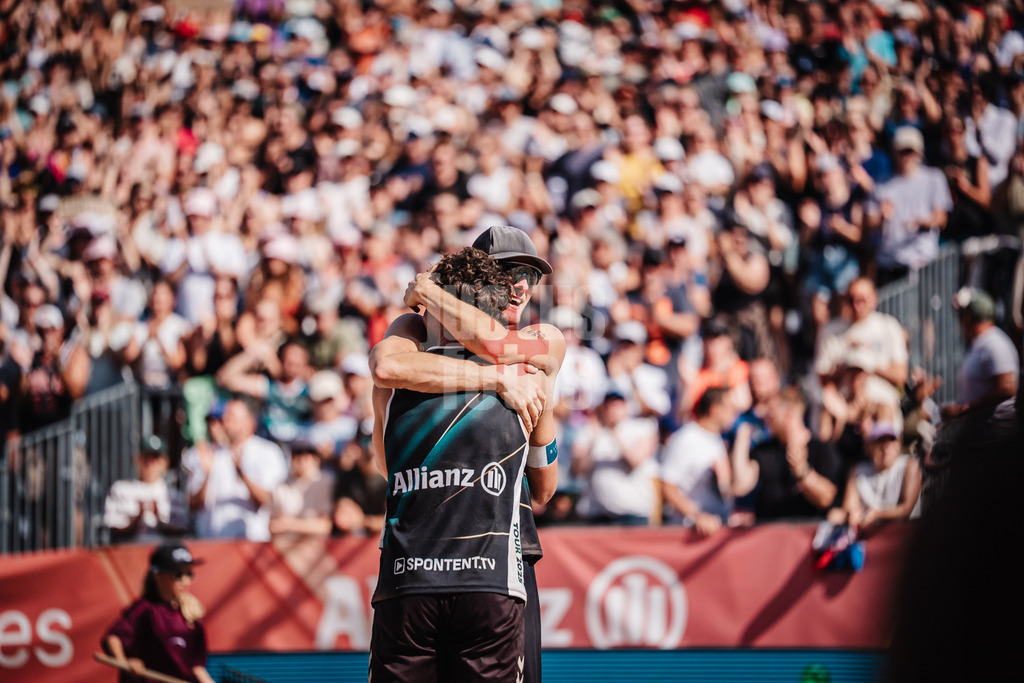 Beachvolleyball | Männer | Deutsche Meisterschaften 2025 Timmendorfer Strand | 07.09.2025 | vorne Lui Wüst hinten Paul Henning jubeln nach dem Sieg im Halbfinale