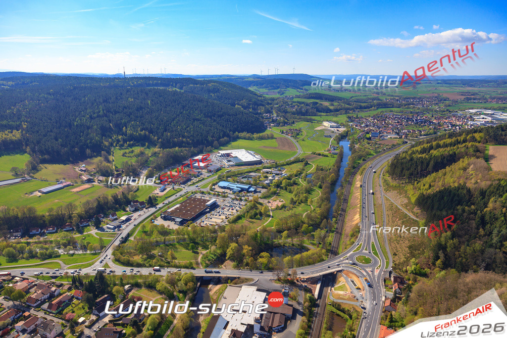 Die Luftaufnahme Industriegebiet - Kronach wurde 2017 mittels Flugzeug (keine Drohne) erstellt. Perfekte Schärfe und Druck- Auflösung- Garantiert!