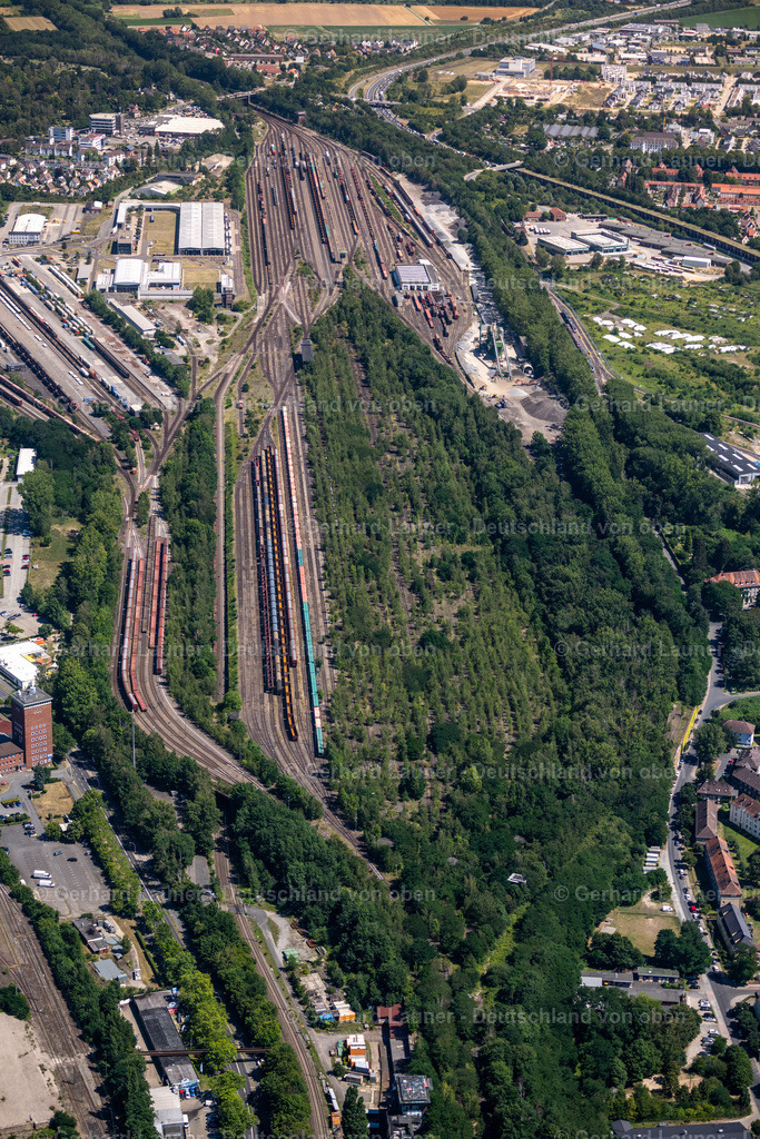4035878 | BRAUNSCHWEIG 31.07.2020 Schienen- und Gleisstrecken auf den Abstellgleisen und Rangierstrecken des Rangierbahnhofes und Güterbahnhof in Braunschweig im Bundesland Niedersachsen, Deutschland. Weiterführende Informationen bei: DB Cargo AG. // Marshalling yard and freight station in Brunswick in the state Lower Saxony, Germany. Further information at: DB Cargo AG. Foto: Gerhard Launer
