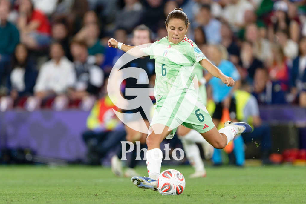 England v Italy - UEFA Women's EURO 2025 Semi-Final | GENEVA, SWITZERLAND - JULY 22:  Manuela Giugliano of Italy shoots  during the UEFA Women's EURO 2025 Semi-Final match between England and Italy at Stade de Geneve on July 22, 2025 in Geneva, Switzerland. (Photo by Giuseppe Velletri/Sports Press Photo/Getty Images)