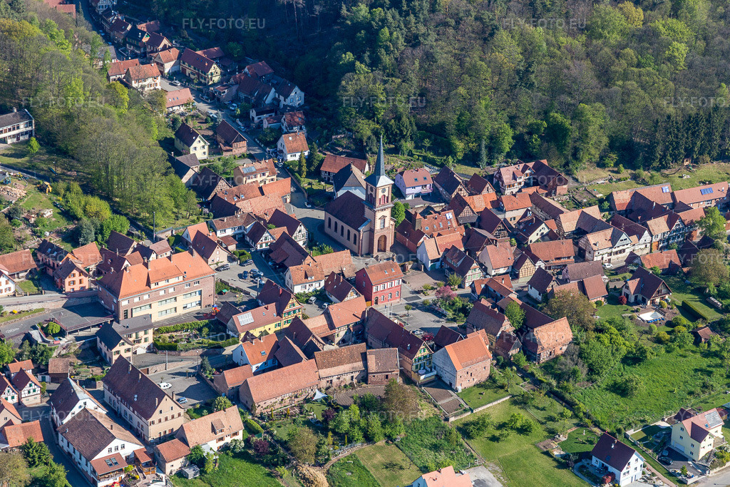 Vue aérienne: Église protestante de Offwiller au centre du village à Offwiller dans le département Bas Rhin, France. Photo: IMG_099463.jpg prise le 30/04/2017 par Werner Riehm/FLY-FOTO.eu – Résolution de l'original: 5472 x 3648 px