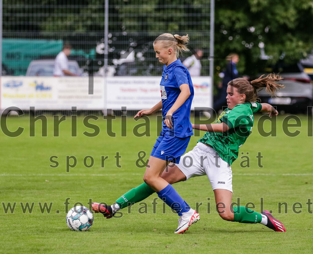 2023-10-07_073_FC_Forstern_gegen_Karlsruher_SC | Forstern, Deutschland, 07.10.2023:
Fußball, B-Juniorinnen-Bundesliga Süd 2023 / 2024, 4. Spieltag, FC Forstern gegen Karlsruher SC, Endergebnis: 1:1

Franka Orlovius (Karlsruher SC, #5), Olivia Trauttmansdorff (FC Forstern, #10)

Foto: Christian Riedel / fotografie-riedel.net