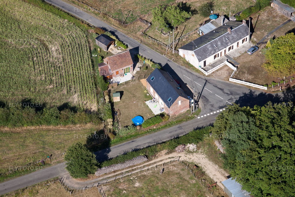 Vue aérienne: Vue de la ville à Semur-en-Vallon dans le département Sarthe, France. Photo: IMG_20114.jpg prise le 31/07/2009 par Werner Riehm/FLY-FOTO.euRésolution de l'original: 4752 x 3168 px