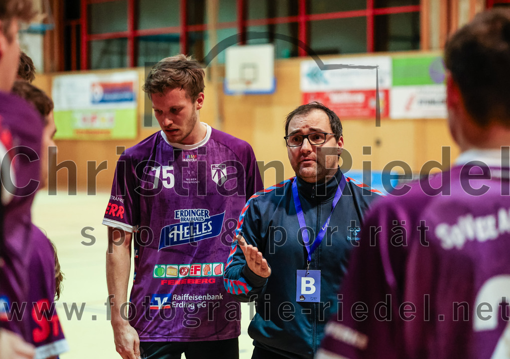 2023-11-26_081_SpVgg_Altenerding_gegen_TSV_1861_Mainburg | Erding, Deutschland, 26.11.2023:
Handball, Bezirksoberliga Männer 2023 / 2024, 9. Spieltag, SpVgg Altenerding gegen TSV 1861 Mainburg, Endergebnis: 34:20

Ferdinand Menzel (SpVgg Altenerding, #75), Trainer Simon Klawe (Spvgg Altenerding)

Foto: Christian Riedel / fotografie-riedel.net