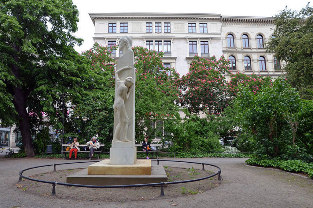 Foto: Leipzig - Schiller-Denkmal | Das Team hinter BILDLEXIKON LEIPZIG bündelt historische wie aktuelle Informationen über die Stadt Leipzig in Text und Bild auf einer Plattform und stellt diese der interessierten Öffentlichkeit zur Verfügung.