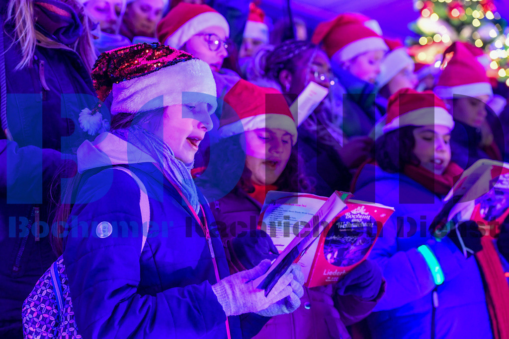 Weihnachtssingen im Stadion | {headline}



(Foto: Christian Schnaubelt / BOND)

 - Realisiert mit Pictrs.com