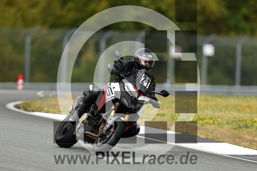 0021-20250916_03849 | Schöne Erinnerungen an spannende Momente - das festzuhalten ist unser Job. PIXELrace.de ist seit 2003 auf den Rennstrecken Europas unterwegs um die Action draußen beim Fahren und die wunderbare Stimmung imm Fahrerlager für euch einzufangen.