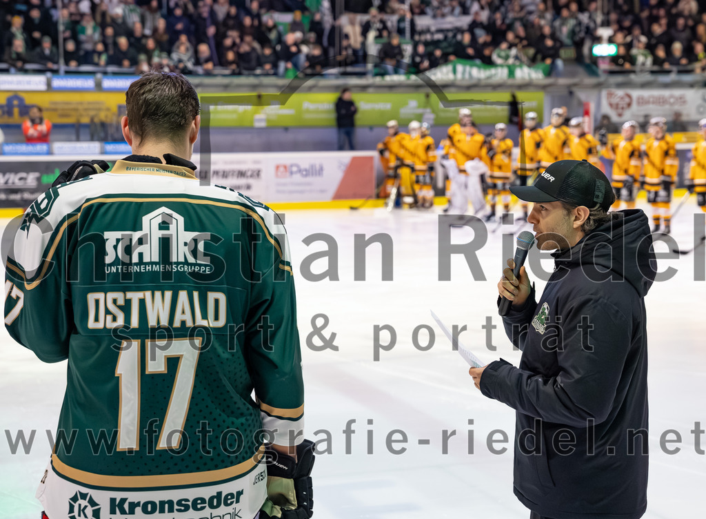 2026-02-27_018_TSV_Erding_gegen_EV_Fuessen | Erding, Deutschland, 27.02.2026:Eishockey, Oberliga Süd 2025 / 2026, 51. Spieltag, TSV Erding gegen EV Füssen, Endergebnis: 2:4Elia Ostwald (Erding Gladiators, #17), Co-Trainer Thomas Brandl (Erding Gladiators)Foto: Christian Riedel / fotografie-riedel.net