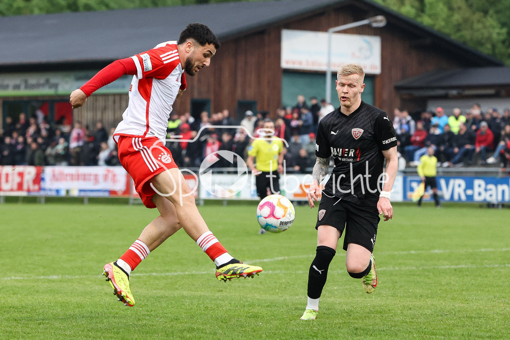 TSV Buchbach - FC Bayern Amateure | im Duell Dion BERISHA (FCB #11) und Benedikt ORTH (TSV #2) / Zweikampf