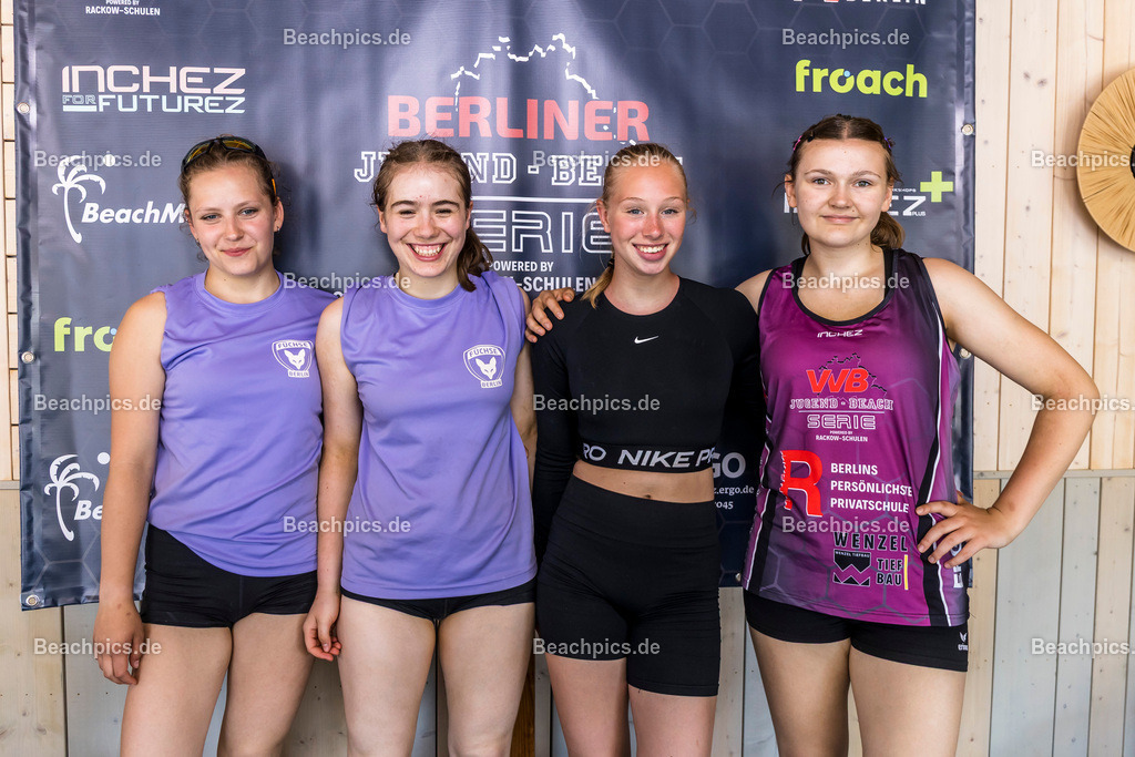 2025-200076246-Jugend-Beach-Serie-Fotobox | Pinar Atalay, Bundeskanzler Friedrich Merz 31.05.2025; Berlin Foto: Gerold Rebsch - www.beachpics.de