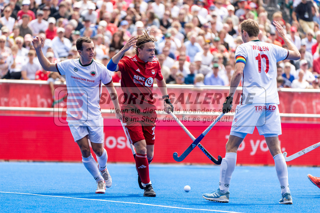 Final4_20250601-1438-HK108628 | Krefeld, Deutschland, 01.06.2025:  Feldhockey Final4 2025 – „Deutsche Feldhockey-Meisterschaften 2025“ Crefelder HTC - Rot-Weiss Köln (Finale Herren) im Gerd-Wellen-Hockeyanlage am 01.06.2025 in Krefeld, Deutschland. (Foto von Kramhöller/Fehrmann/Kaste)Krefeld, Germany, 01.06.2025: Feldhockey Final4 2025 – „Deutsche Feldhockey-Meisterschaften 2025“ Harvestehuder HTC - Düsseldorfer HC (Finale Damen) in Gerd-Wellen-Hockeyanlage at 01.06.2025 in Krefeld, Deutschland. (Foto from Kramhöller/Fehrmann/Kaste)