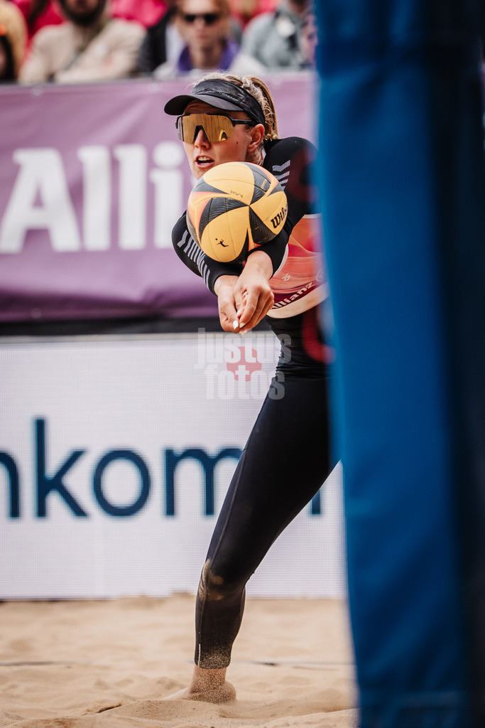 Beachvolleyball | Frauen | Allianz German Beach Tour 2025 | Tourstop Düsseldorf | 18.05.2025 | Chenoa Christ nimmt den Ball an