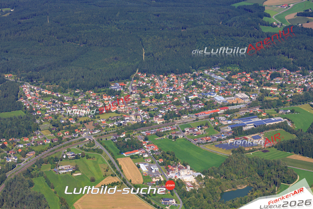 Die Luftaufnahme der Stadt Neusorg wurde 2017 vom Flugzeug heraus erstellt ( keine Drohne )- hohe Auflösung für beste Qualität