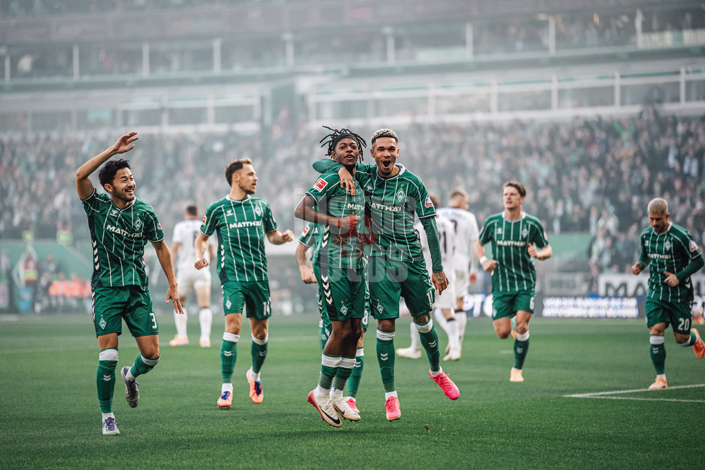 Fußball | Männer | Saison 2025/2026 | 1. Fußball-Bundesliga | 6. Spieltag | SV Werder Bremen vs. FC St. Pauli | 04.10.2025 | Samuel Mbangula (#07, SV Werder Bremen) links schießt das erste Tor des SPiels und jubelt mit Justin Njinmah (#11, SV Werder Bremen) rechts