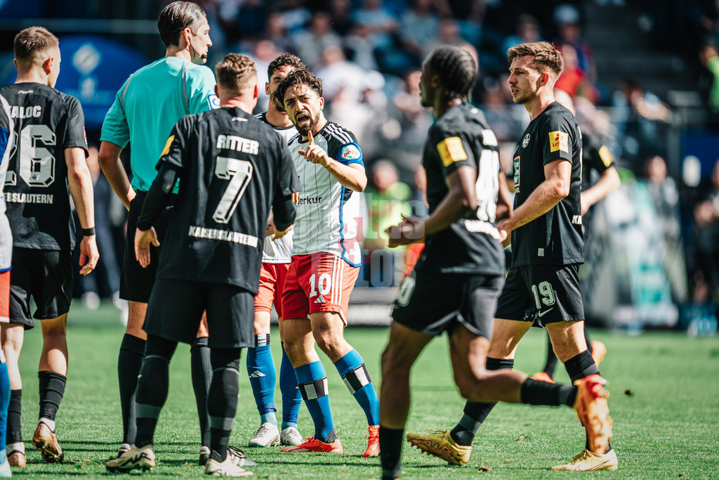 Fußball | Männer | Saison 2023/2024 | 2. Fußball-Bundesliga | 28. Spieltag | Hamburger SV vs. 1. FC Kaiserslautern | 06.04.2024 | wortgefecht zwischen Immanuel Pherai (#10, HSV) und Marlon Ritter (#7, 1. FC Kaiserslautern)
