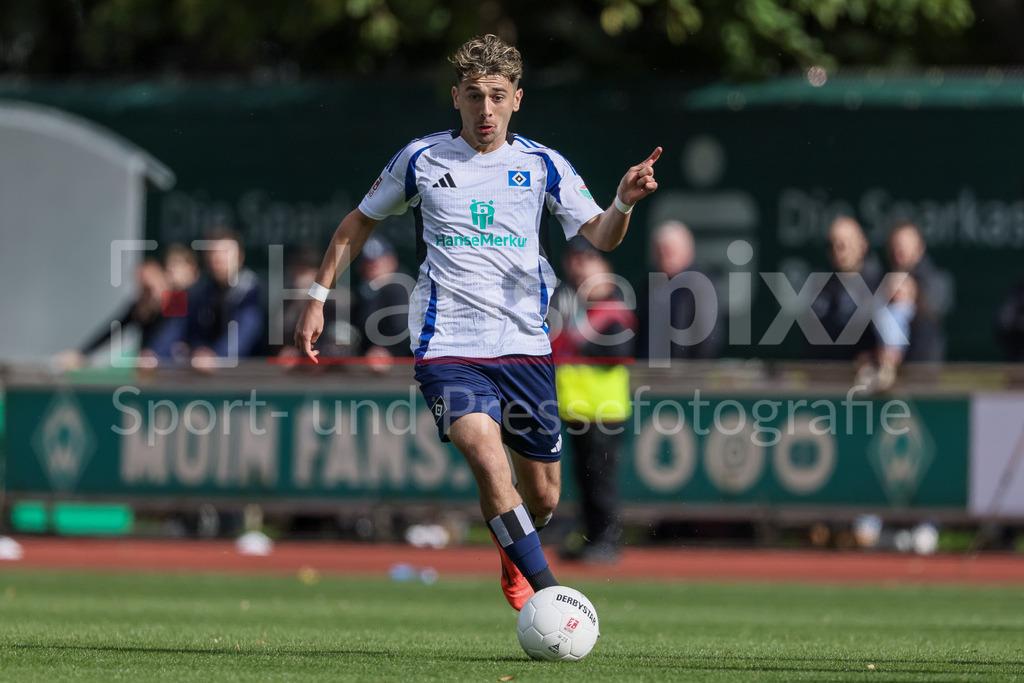 Fussball, Regionalliga Nord, SV Werder Bremen II - Hamburger SV II | v.li: Bilal Yalcinkaya (Hamburger SV II, 10) am Ball, Freisteller, Einzelbild, Ganzkörper, Aktion, Action, Spielszene