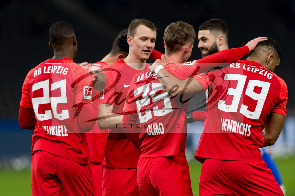 BSCRBL20220220_086 | Fussball, Herren: Dani Olmo (RB Leipzig) Torjubel, jubelt mit seiner Mannschaft nach dem Treffer zum 1:5 bei dem Spiel der 1. Bundesliga zwischen Hertha BSC und RB Leipzig im Olypiastadion am 20.02.2022 in Berlin, Deutschland.DFB / DFL REGULATIONS PROHIBIT ANY USE OF PHOTOGRAPHS AS IMAGE SEQUENCES AND/OR QUASI-VIDEO. - Realisiert mit Pictrs.com