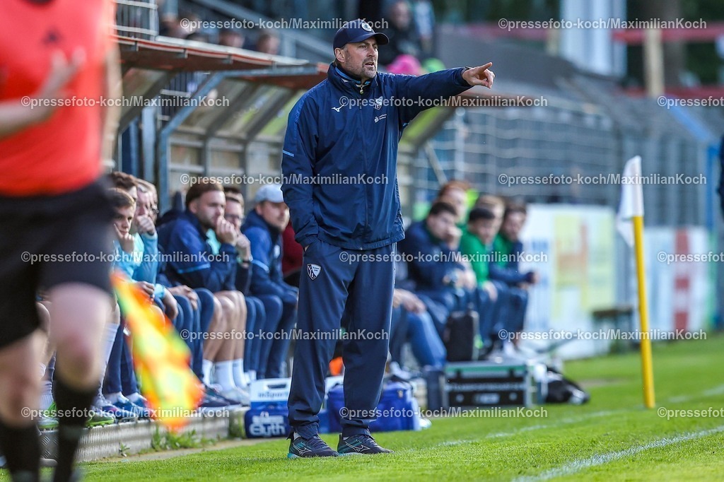 xKWIx08052601025 | 2026.05.08, xkwix, Fußball, Regionalliga West, FC Gütersloh -  VfL Bochum II, Heidewaldstadion (Ohlendorf Stadion im Heidewald), 33.Spieltag, Saison 2025 / 2026: Heiko Butscher (VfL Bochum II Trainer) gestikulierend am Spielfeldrand DFB regulations prohibit any use of photographs as image sequences and or quasi-video. Photo: xKamilxWilkowskixPressefotoKochx