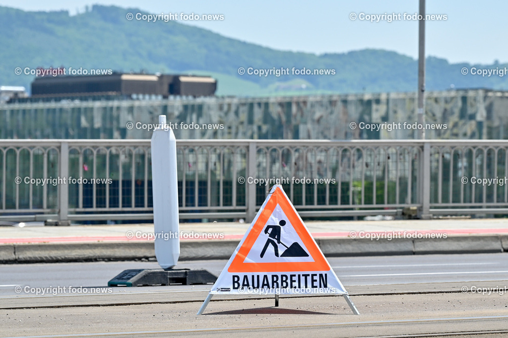 Nibelungenbrücke Linz_ 22.05.2023-15 | 22.05.2023,Nibelungenbruecke Linz, AUT, Nibelungenbruecke, Bruecke, Donau, Donauuebergang, im Bild Nibelungenbruecke, Baustelle, Bauarbeiten, Schild