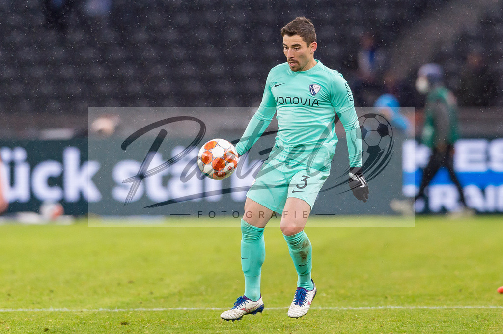HERBOC20220204_273 | Fussball, Herren: Danilo Soares (VfL Bochum) in Aktion, am Ball, Einzelaktion bei dem Spiel der 1. Bundesliga zwischen Hertha BSC und VfL Bochum im Olypiastadion am 04.02.2022 in Berlin, Deutschland.DFB / DFL REGULATIONS PROHIBIT ANY USE OF PHOTOGRAPHS AS IMAGE SEQUENCES AND/OR QUASI-VIDEO. - Realisiert mit Pictrs.com