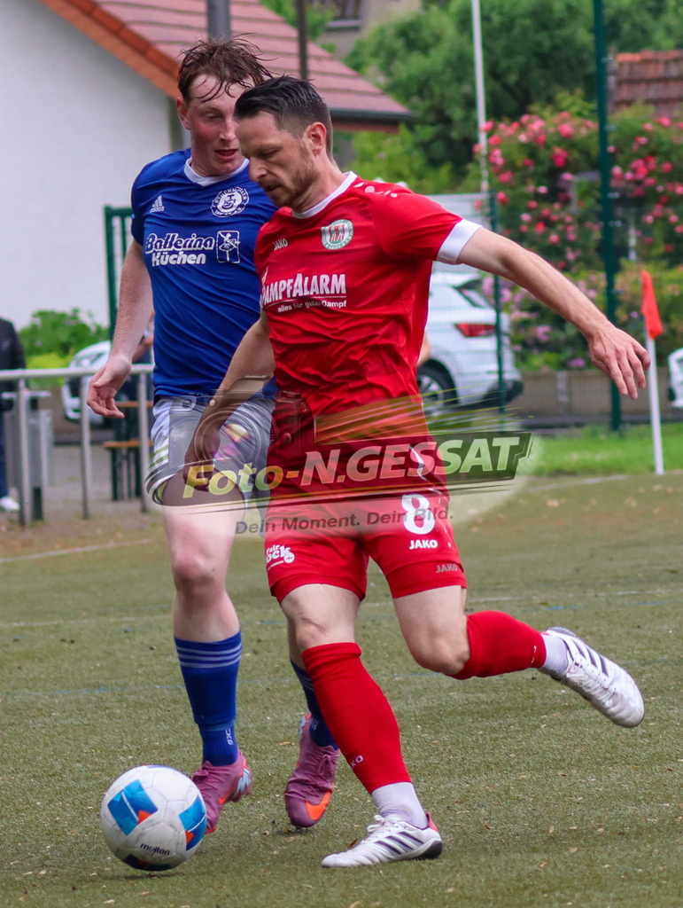 Bünder SV - TuS Bruchmühlen II | Auf dem Bild zu sehen: grün Bünder SV: Denis Müller ; blau TuS Bruchmühlen II: Florian Hass Bünder SV, TuS Bruchmühlen II, Saison 25/26, Kreisliga A, Bünde, Deutschland - Realisiert mit Pictrs.com