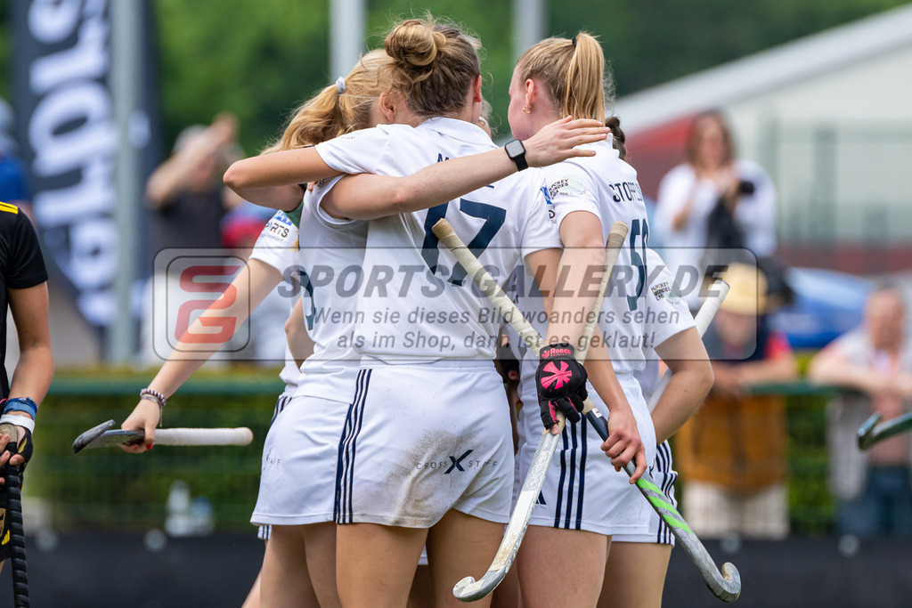 HK_20240511_100688 | 1.Bundesliga Damen Düsseldorfer HC - Harvestehuder THC am 11.5.2024 Düsseldorfer HC, Düsseldorf , Lisa Nolte ( Düsseldorfer HC #17 ), Lilly Stoffelsma ( Düsseldorfer HC #50 )