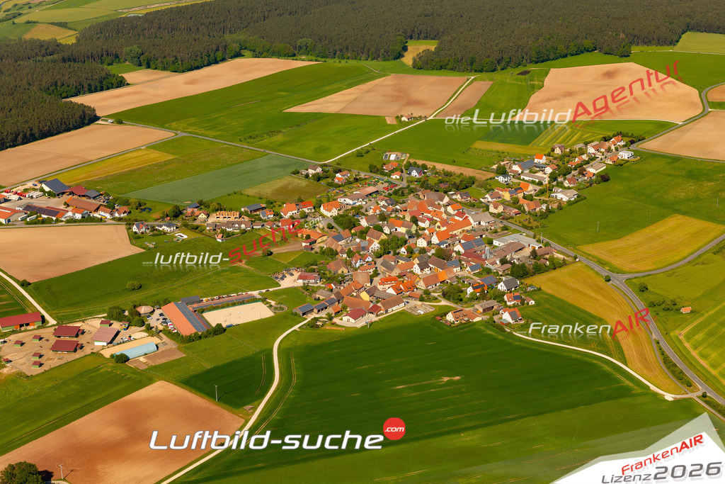 Das Luftbild zeigt : Mausdorf Emskirchen - Die Luftaufnahme wurde 2024 vom UL-Flugzeug aus erstellt ( keine Drohne ) - Hochauflösende Luftaufnahme - Für grossformatige Ausdrucke geeignet. Die Geschenkidee !Mit Lizenz und Bildrechte bestellbar