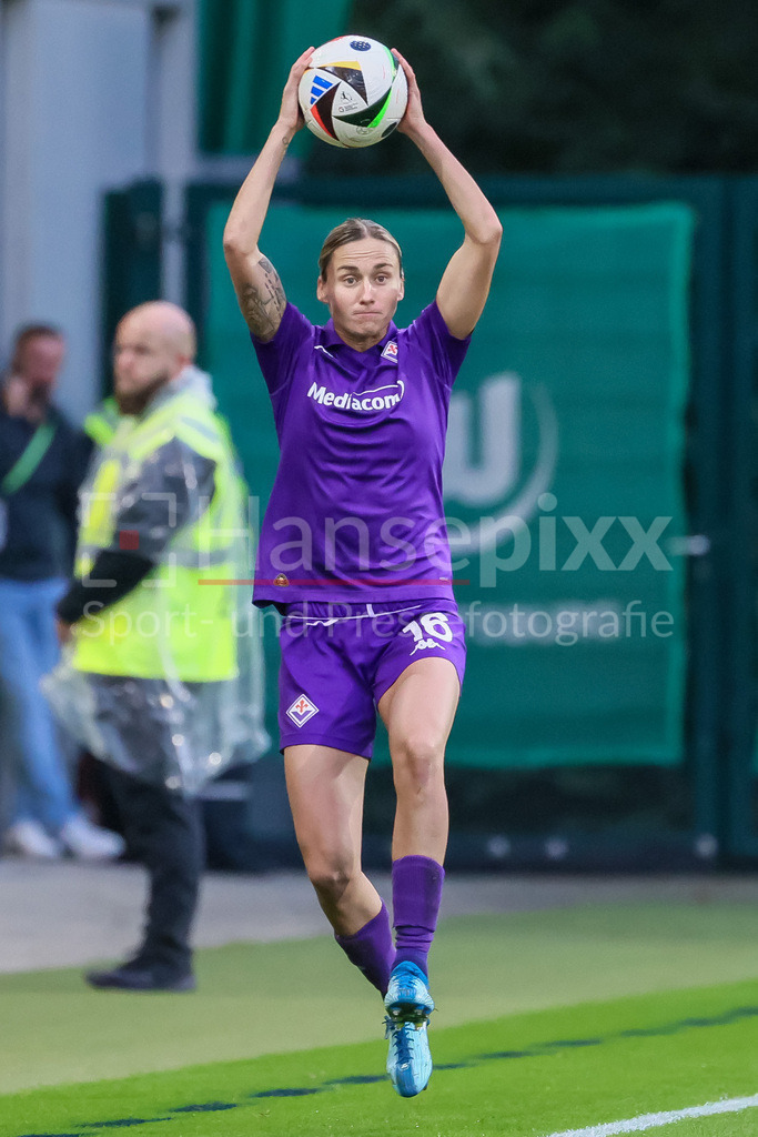 Fussball, UEFA Womens Champions League, VfL Wolfsburg - AC Florenz | v.li.: Kaja Erzen (AC Florenz, 16) beim Einwurf, Aktion, Action, Spielszene