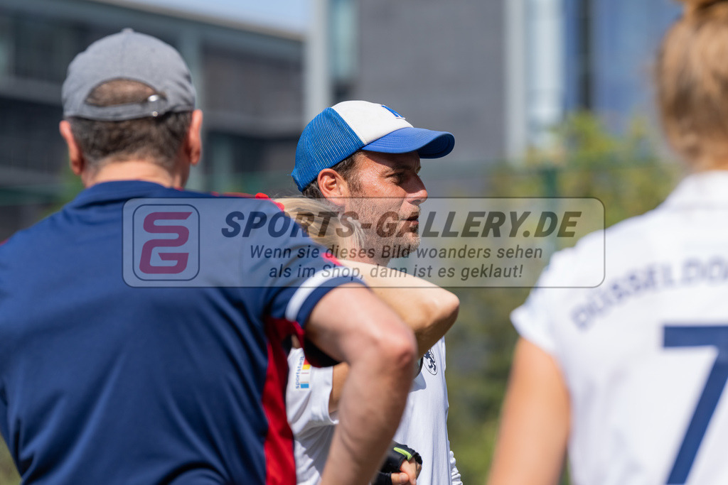HK_20220903_109528 | 1. Bundesliga Damen Düsseldorfer HC - Berliner HC am 3.9.2022 DHC Düsseldorf, Düsseldorf , Nico Sussenburger ( trainer Düsseldorfer HC )
