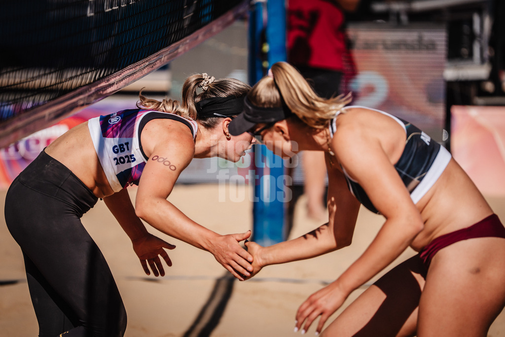 Beachvolleyball | Frauen | Allianz German Beach Tour 2025 | Tourstop Düsseldorf | 15.05.2025 | v.l. Louisa Marunde klatscht ein mit Chenoa Christ beim Seitenwechsel