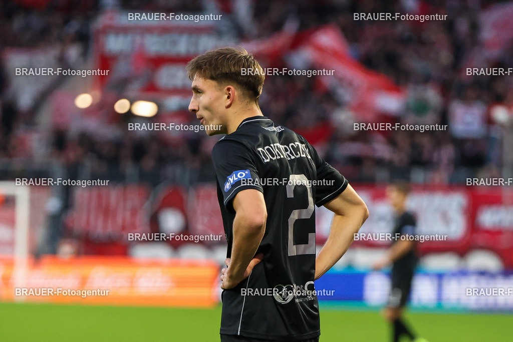 Rot-Weiss Essen - 1.Fc Schweinfurt | Essen, Deutschland, 02.11.2025 Nick Doktorczyk (1.FC Schweinfurt)   schaut während des 3.Liga Spiels zwischen  Rot-Weiss Essen und 1.Fc Schweinfurt am 02.11.2025 im Stadion an der Hafenstraße in Essen. (Foto von Timo Bluhmki-Schmidt/Brauer Fotoagentur
