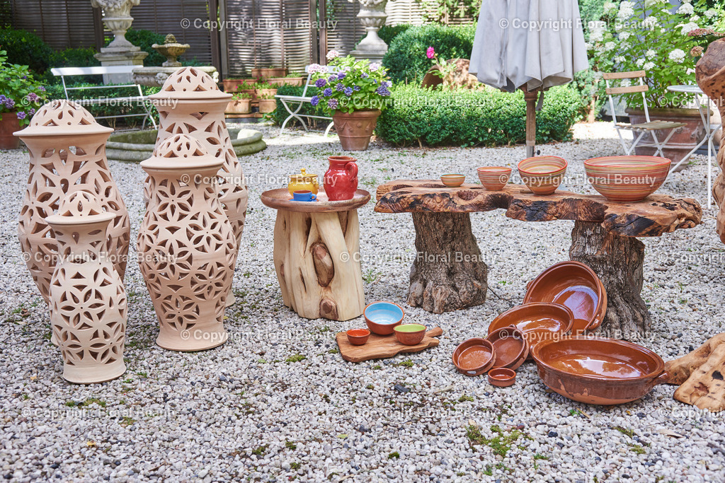 Mediterraner Stadtgarten | Kunstobjekte im Garten aus Wurzelholz und Ton - Realisiert mit Pictrs.com