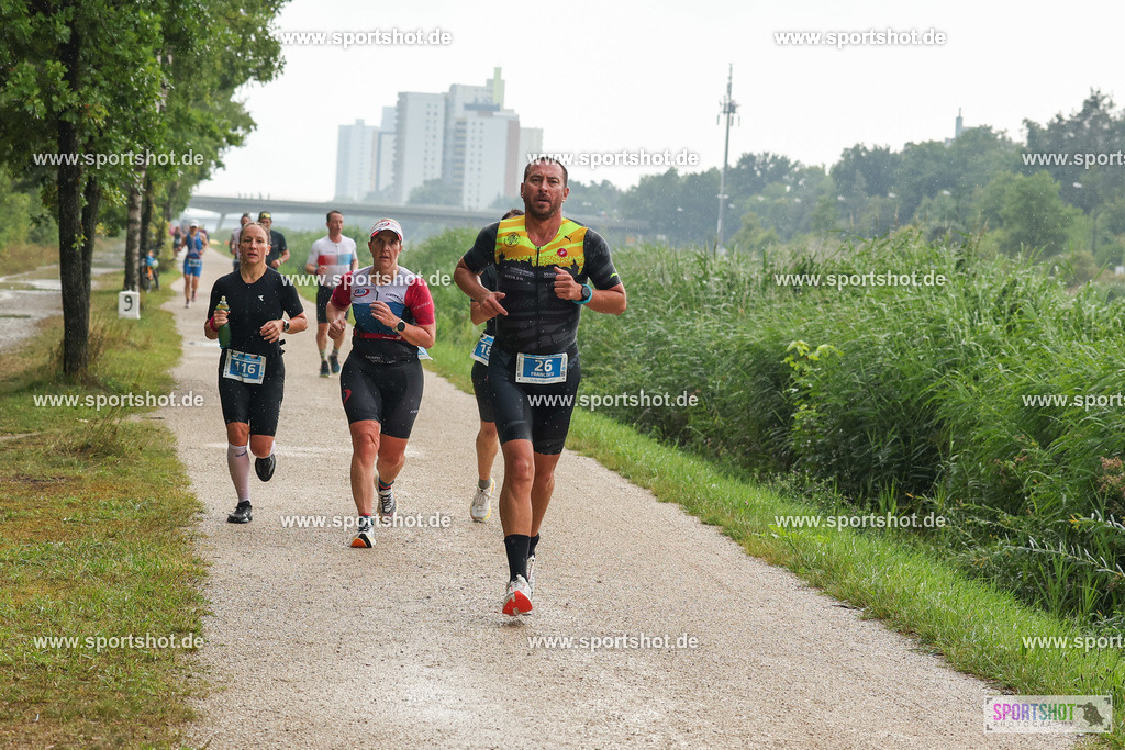 LUR_1435 | 34. M-net Erlanger Triathlon 2025 #erlangertriathlon  #mnettriathlon2025 #mnettriathlon #team #olympischedistanz #mitteldistanz #triathlon #maindonaukanal  #erlangertriathlon2025 #yourpictrs #tv1848 #tv1848erlangen  #triathlonbayern #sportinerlangen #demsportverbunden #sportshot_your_pictrs Copyright: www.sportshot.de