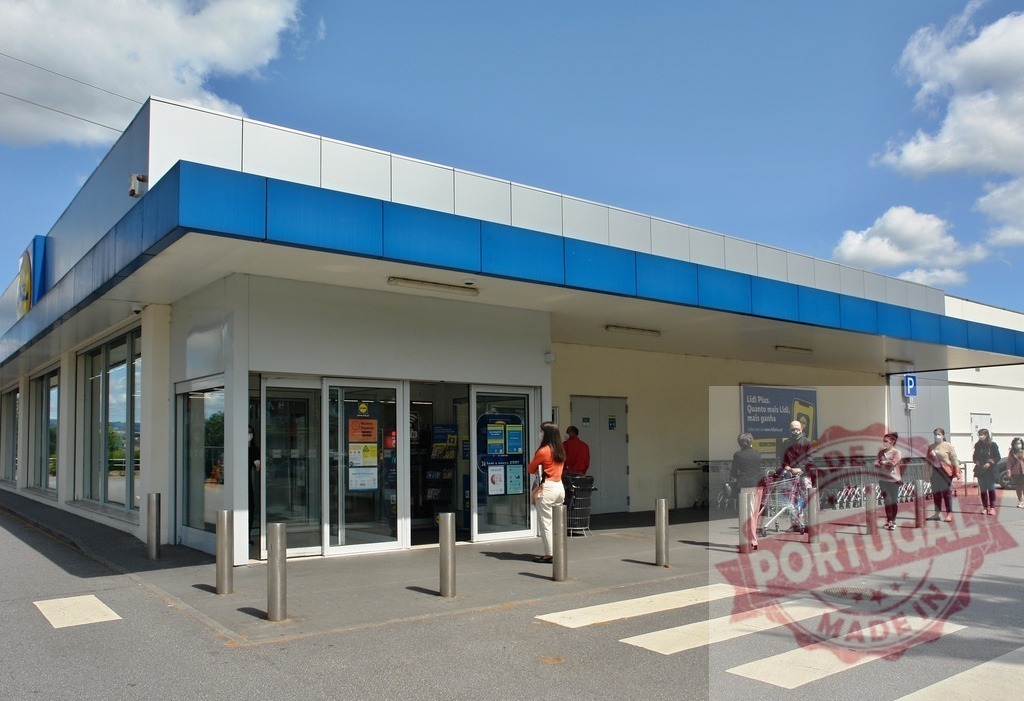 Lidl store entrance with customers social distancing in line | Customers waiting in line for a Lidl supermarket observing social distancing - Realized with Pictrs.com