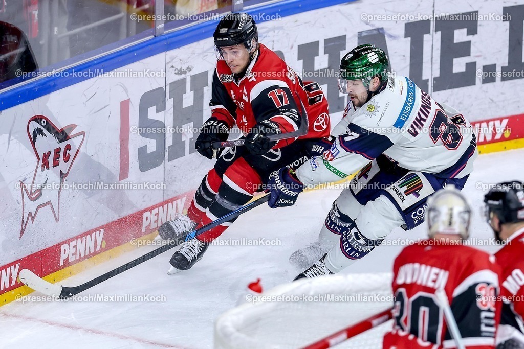 KEC20042601076 | 20.04.2026, Eishockey, DEL Halbfinale Play-Offs, Kölner Haie - Eisbären Berlin, Spiel 6, Lanxess-Arena Köln: Jan Luca Sennhenn (Kölner Haie #17) im Zweikampf gegen  Markus Vikingstad (Eisbären Berlin #37) 