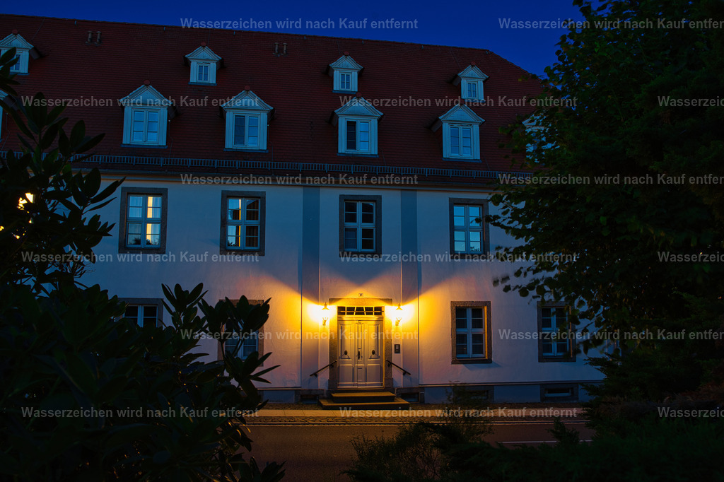 Herrnhut - Abendstimmung - historisches Gebäude in der Comeniusstraße | Comeniusstraße in Herrnhut – historischer Mittelpunkt der Stadt mit klassischer Bebauung, viel Grün und besonderem Charme der Herrnhuter Ortsgeschichte. Herrnhut ist eine Stadt im sächsischen Landkreis Görlitz in der Oberlausitz. Zentral zwischen den Städten Löbau und Zittau gelegen, ist sie als Gründungsort der Herrnhuter Brüdergemeine, durch die Produktion der Herrnhuter Sterne und internationale Missionsarbeit bekannt. - Realisiert mit Pictrs.com