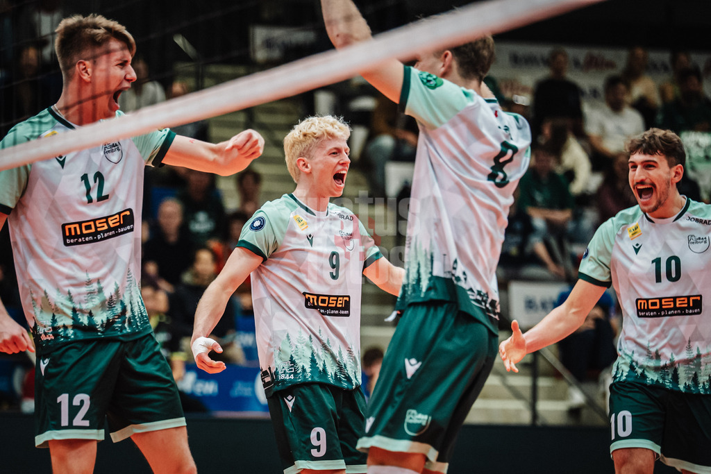 Volleyball | Herren | Saison 2025/2026 | Volleyball Ligacup | FT 1844 Freiburg vs. Helios GRIZZLYS Giesen | 12.10.2024 | Jubel bei Freiburg v.l. Liam Kristjanson (#12, FT 1844 Freiburg), Fabian Hosch (#9, FT 1844 Freiburg), Anton Jung (#8, FT 1844 Freiburg), Marco Frohberg (#10, FT 1844 Freiburg)