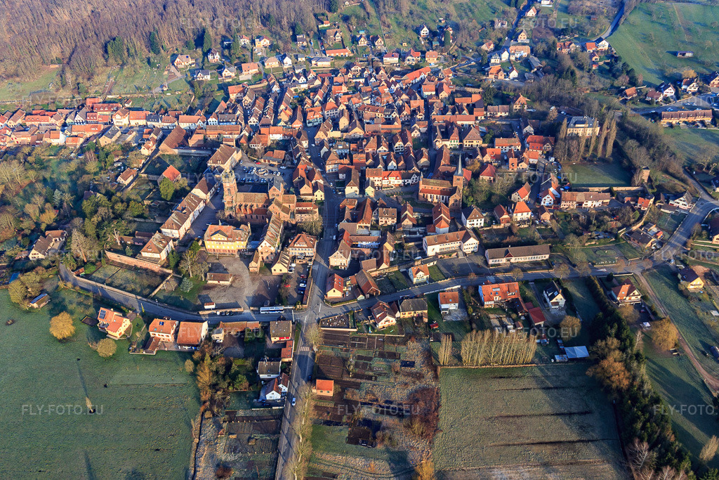 Vue aérienne: Vue de la ville depuis le sud-est à Neuweiler dans le département Bas Rhin, France – .Photo: IMG_105320.jpg prise le 25/03/2018 par Werner Riehm/FLY-FOTO.eu – Résolution de l'original: 4914 x 3276 px